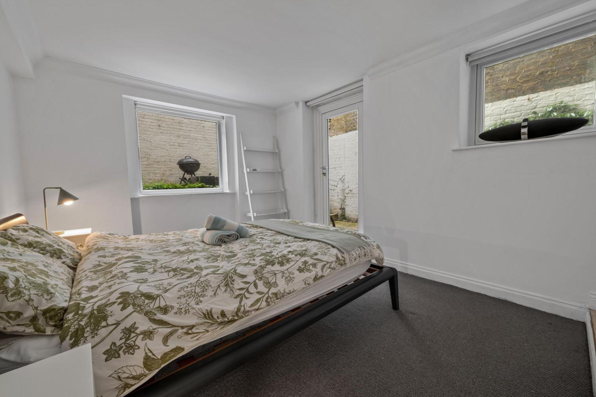 Chelsea 1-bed Flat With Patio Apartment