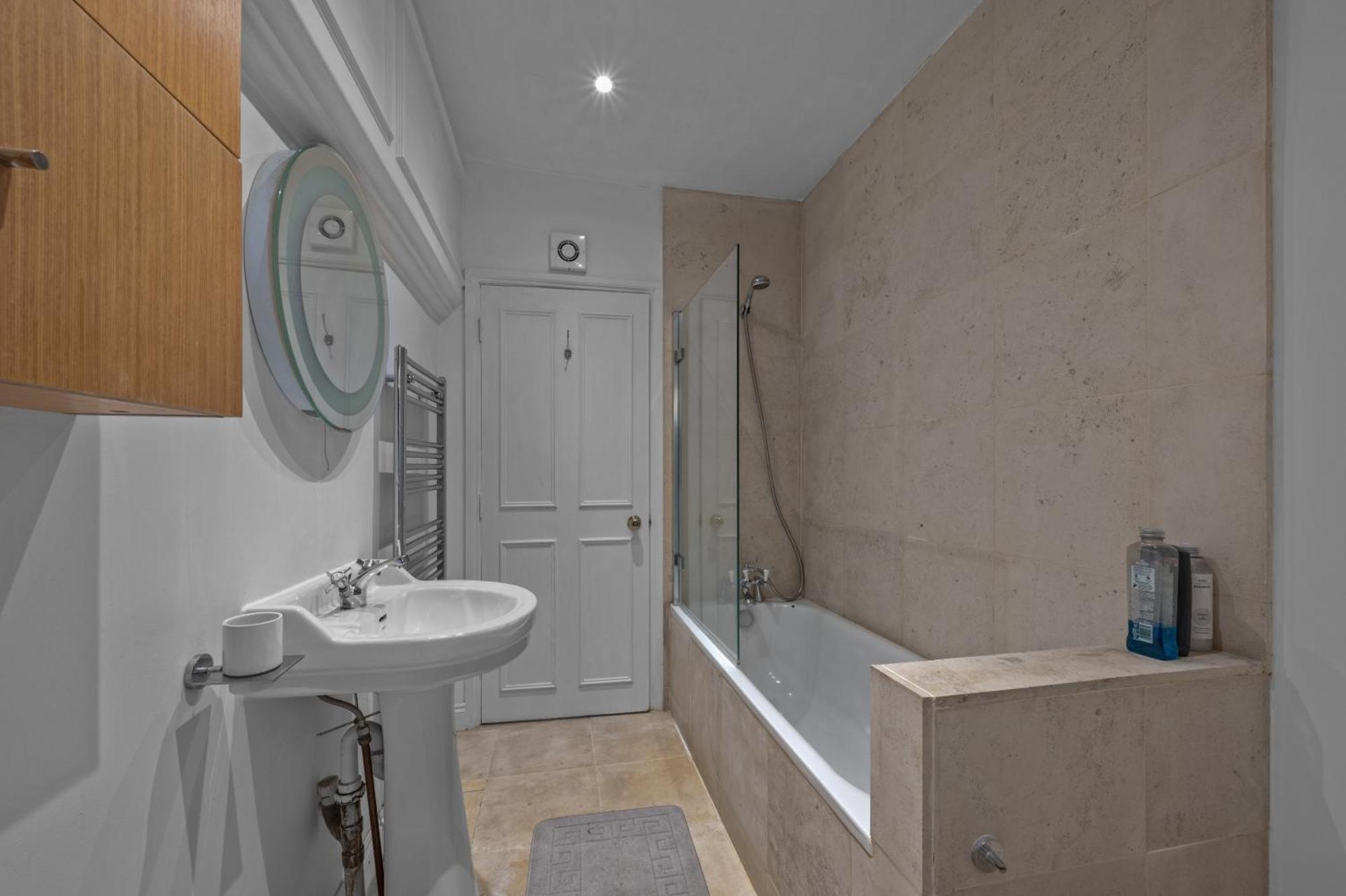 Chelsea 1-bed Flat With Patio Apartment *